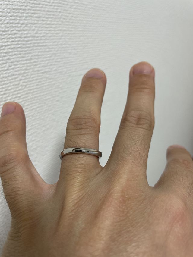半分つや消しのおしゃれな指輪です。