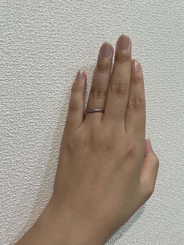 指輪の形はウェーブ
石が流れるようにちりばめられてかわいい