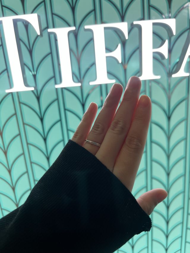 ロゴの前で♡シンプルで日常生活に馴染むデザインがお気に入り