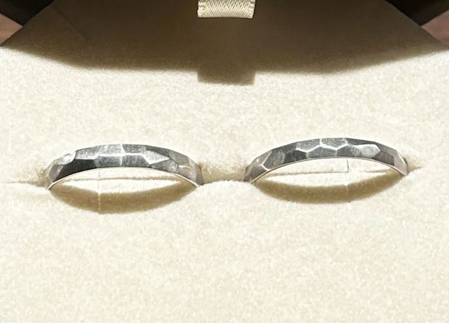 左が幅3mmの15号、右が幅2.5mmの17号です