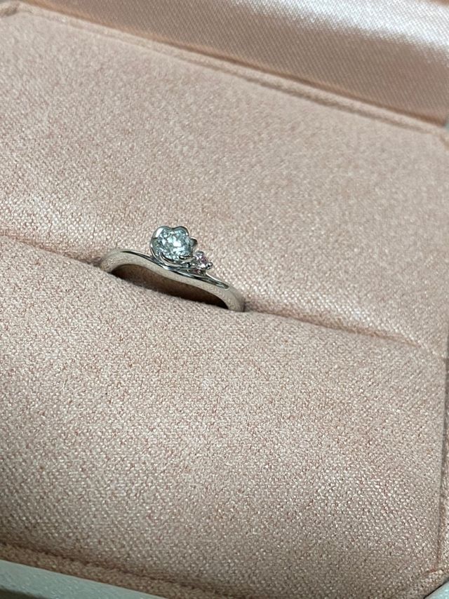 婚約指輪の箱に入ってる状態です