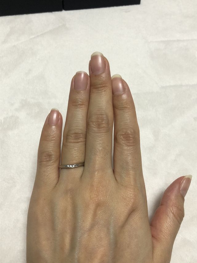 緩やかなV字で婚約指輪をした際に隙間が出来て重くならないです