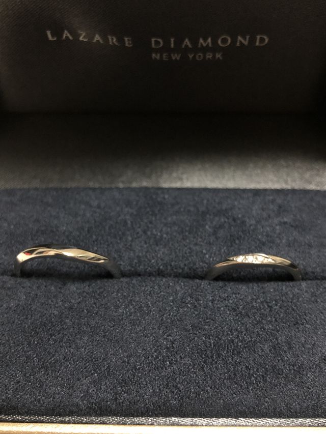 捻れがあり女性用にはメレダイヤが3個ついてます