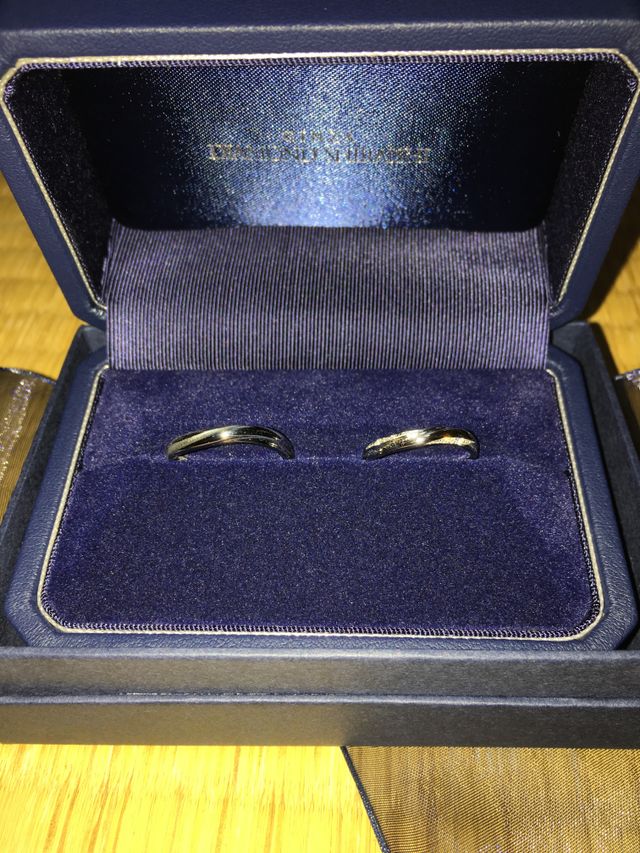 左が男性、右が女性のリング