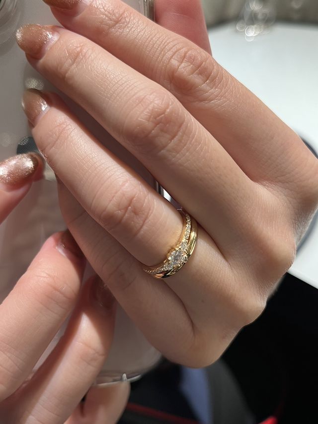 結婚指輪は華やかながらも普段使いが出来るcometに！