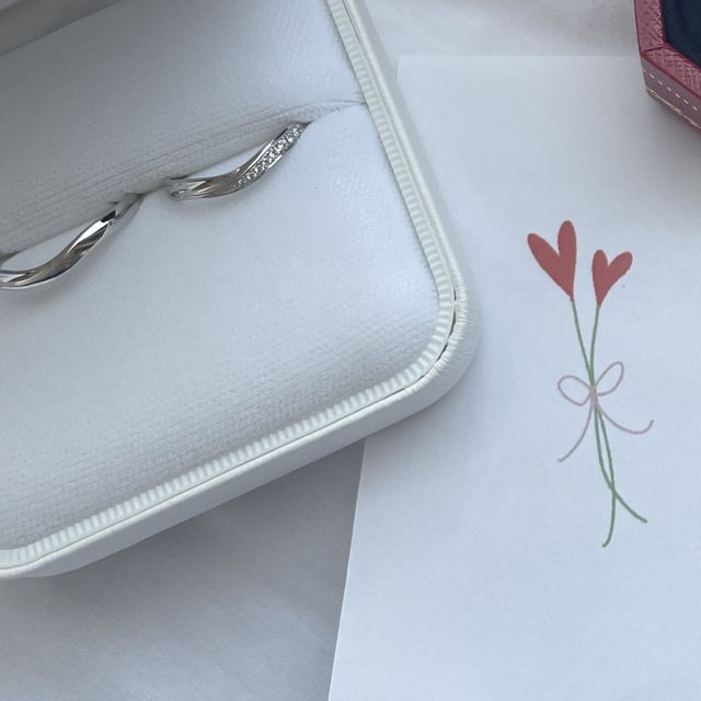 どちらもウェーブがかかっており女性用のみダイアが付いてます。