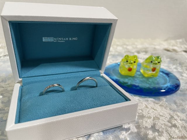 【きらきら】というリングです。後ろあるのはリングピローです。