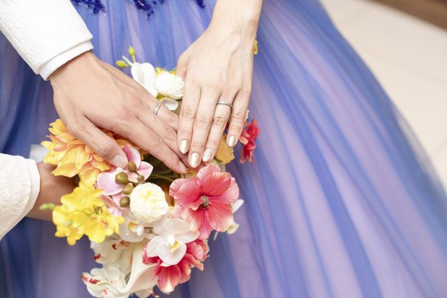 結婚式での指輪ショットです。
シンプルなのに映えて可愛いです