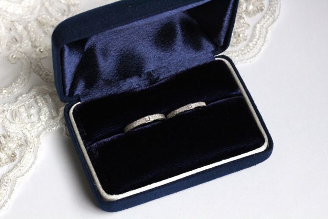 ボックスに入れて並べた指輪
同じデザインでお揃い感があります