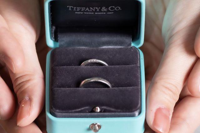 ペアで購入しました。3石のダイヤモンドがお気に入りです。