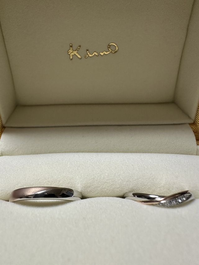 左側の指輪が男性用・右側が女性用です。