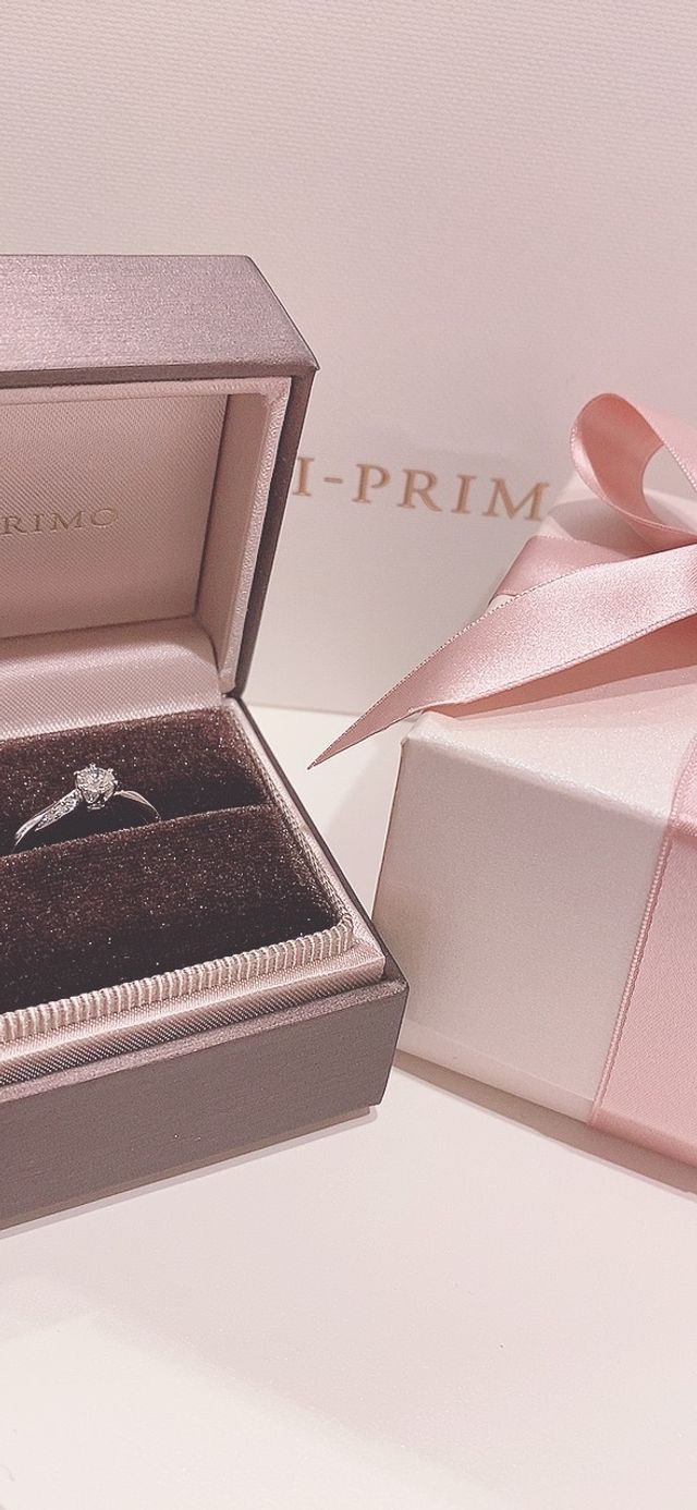 日常的に結婚指輪とセットで着けられる事を前提に選びました。