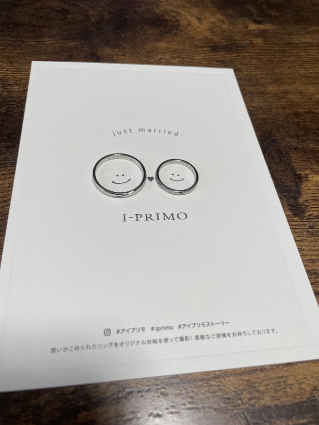 頂いた台紙に乗せた指輪の写真