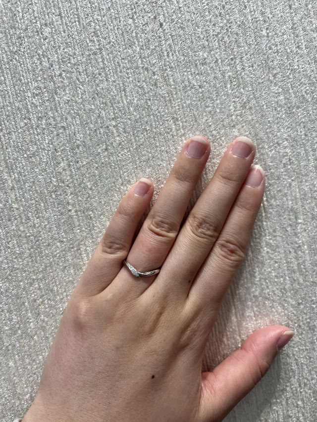 指が綺麗に見えるけど、職場でつけるには輝きすぎかな？