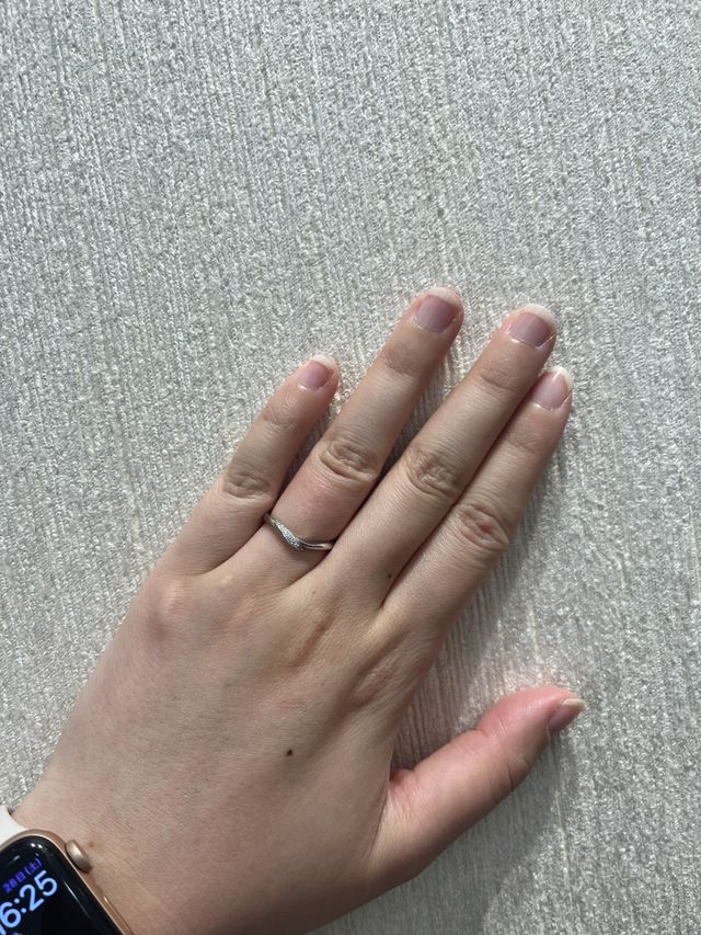 1枚目のV字が浅くダイヤも控えめで可愛らしいです