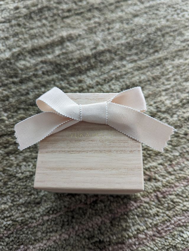 指輪のボックスです。木箱でリボンがとてもかわいいです！