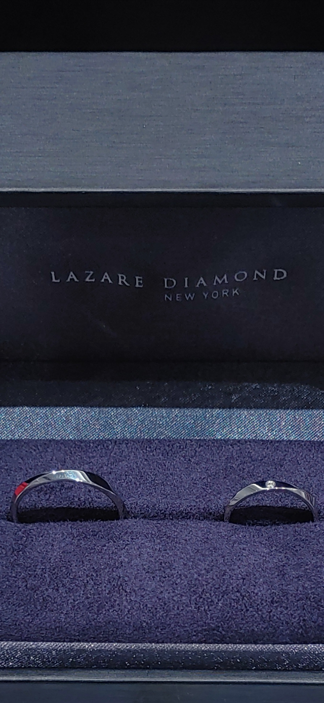 モントークという指輪で、やや細めに感じます。