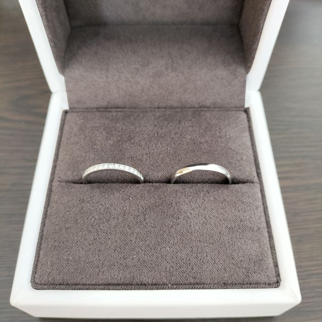 左側が女性用のリング(エタニティリング)になります。