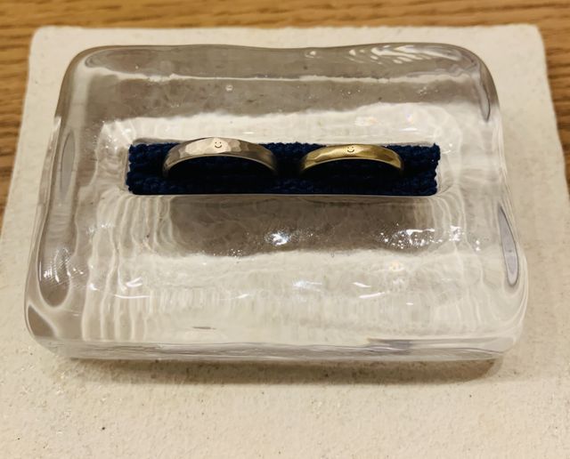 店舗にて受取時。ガラスのリングピローに入れて頂きました。