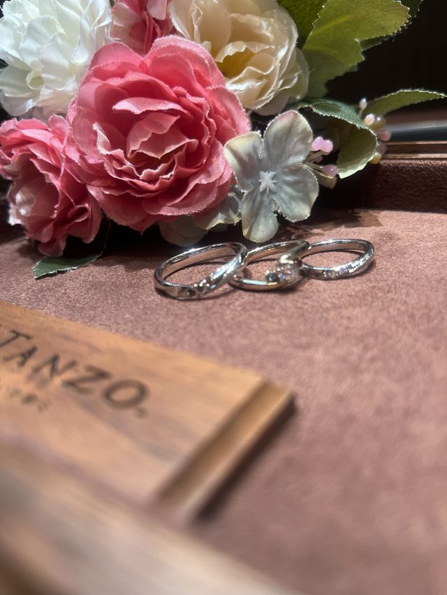 左:結婚指輪（夫）、中央:婚約指輪、右:結婚指輪（妻）