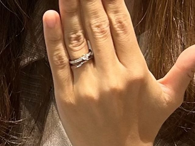 結婚指輪と別で購入した婚約指輪の写真です