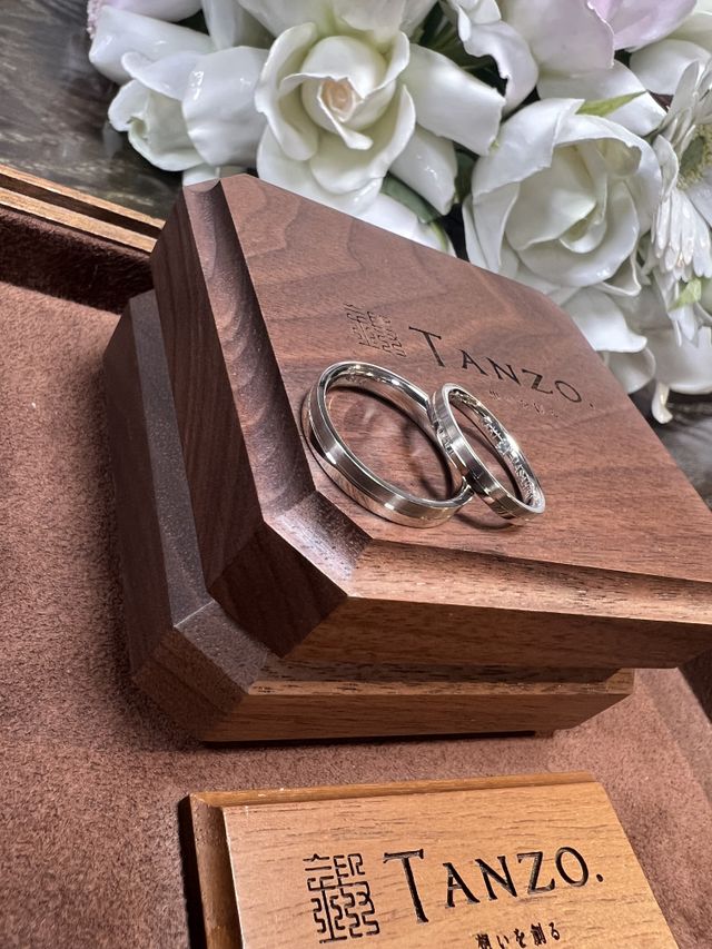 センターライン、鏡面/艶消しを上下で分けています。