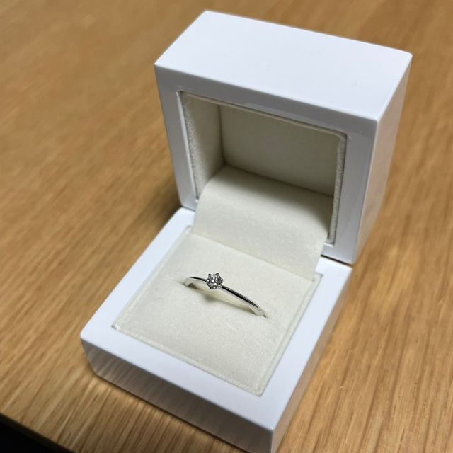 ダイヤモンド鑑定書付きのシンプルな指輪です