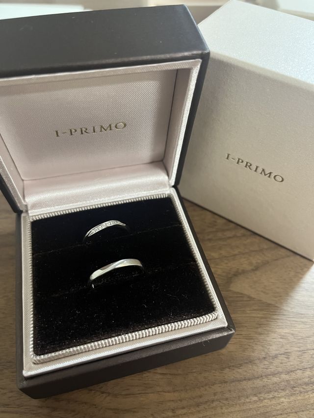 ダイヤが流れるように付いたウェーブデザインの結婚指輪です。
