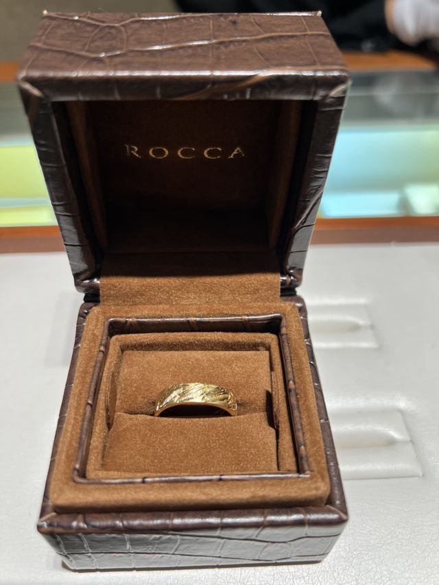 フルオーダーでフェザーデザインを彫り入れてもらった一点物です