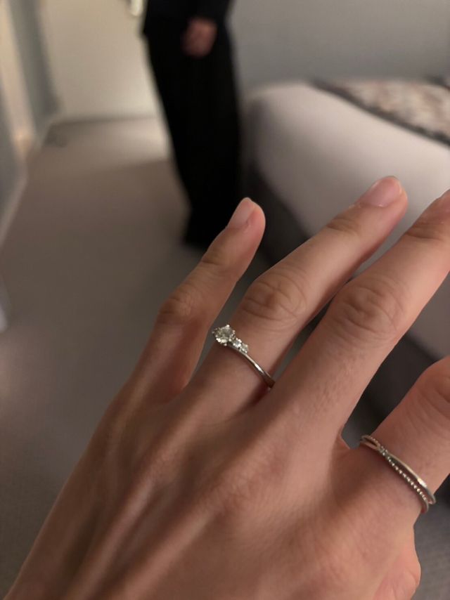 写真下手ですが実物は左右に小ダイヤがあり虹色に煌めいてます