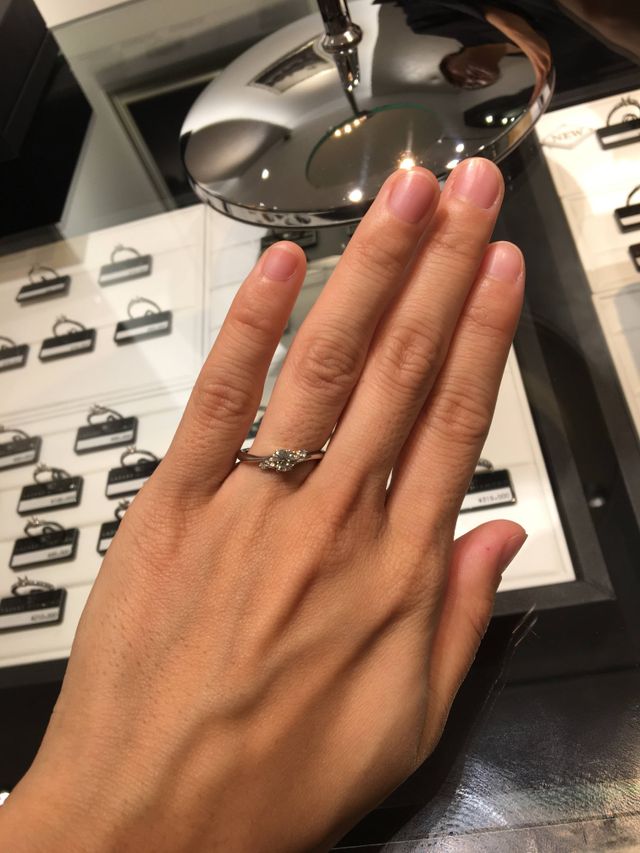 センターに３つのダイヤが付いたエンゲージリング