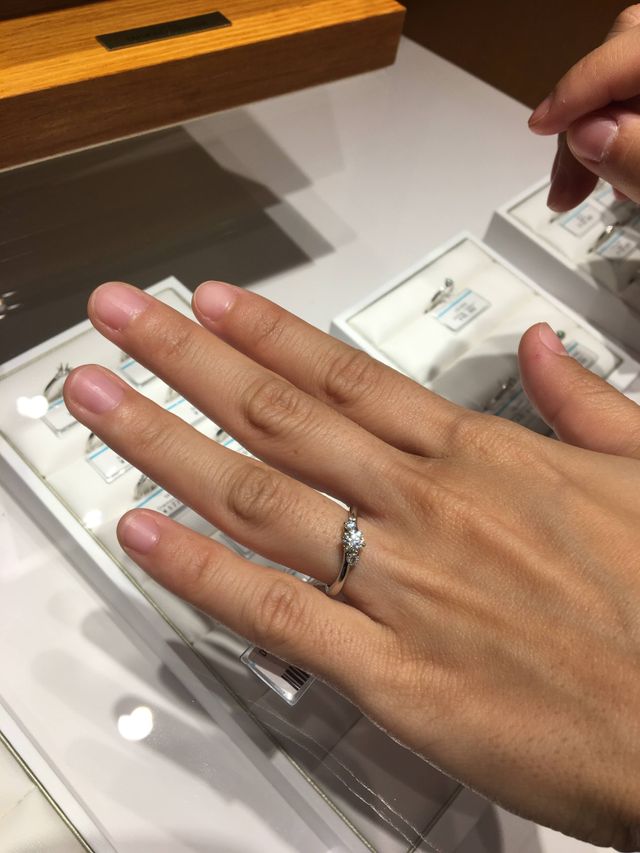 センターに豪華なダイヤセットが付いたエンゲージリング