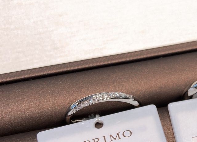 ダイヤモンドが端から流れるように入っていて美しいです！