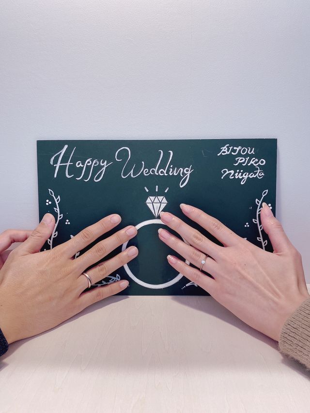 右側が購入した指輪です。