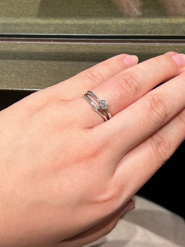 婚約指輪は他社のものですが重ね付けがとにかく可愛かったです。