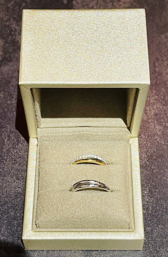 デザインは同じ。素材のみ違います。
女性用はダイヤあり。