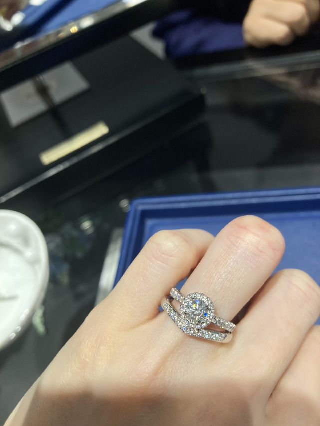 婚約指輪と重ねづけした時に下が被らず、しっくりきました。