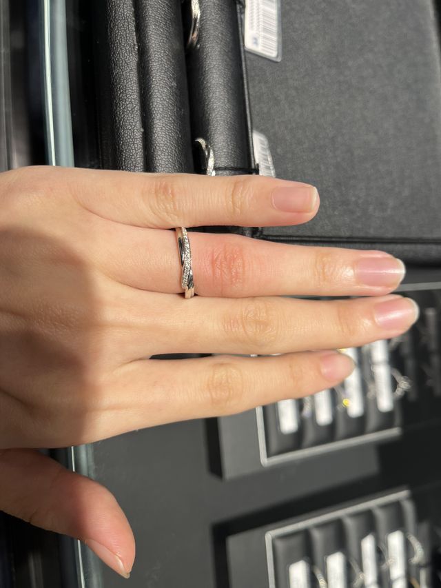 美しい一輪の花が、風に包まれて揺れるシーンからデザイン。