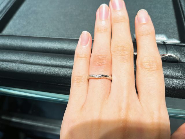 これからの2人を誘う光の道が現れている柔らかな光のライン。