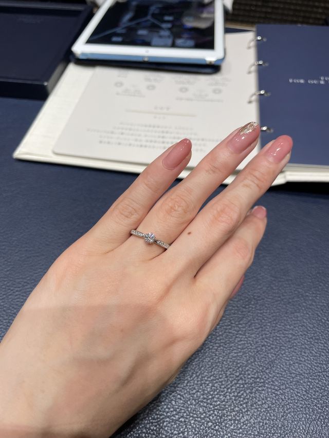 中央のダイヤに向かってアームが絞られています。