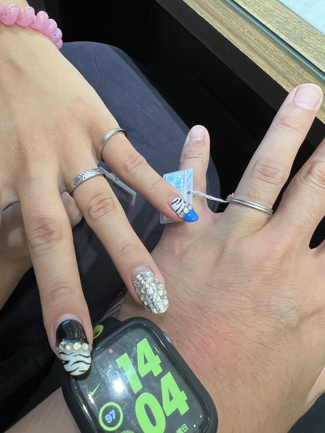 試着した指輪。価格重視だと材料費の影響で細身になりました。