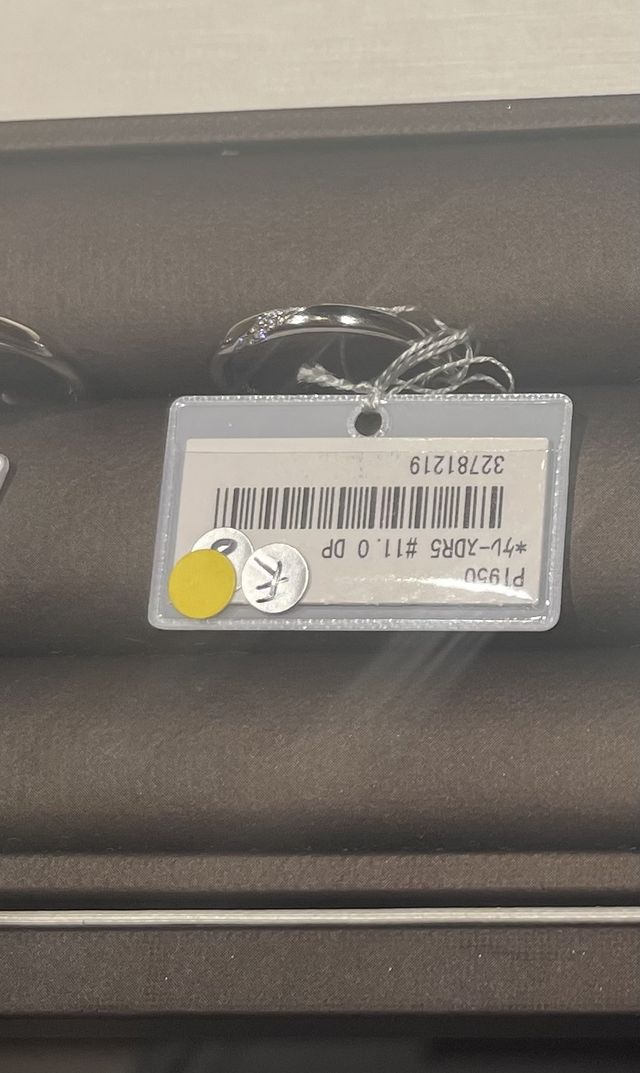 斜めにメレダイヤが入っているリングです。