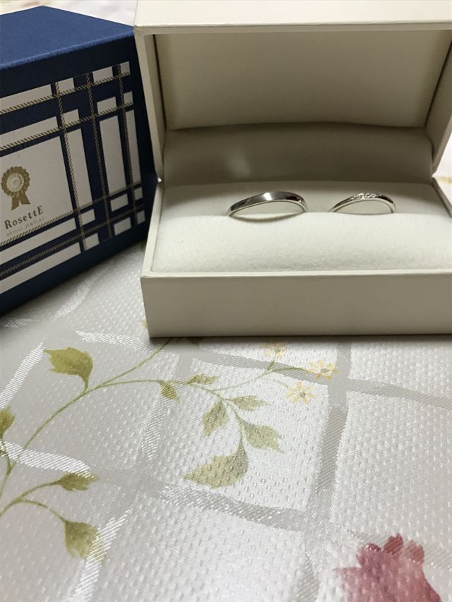 箱と指輪の遠景