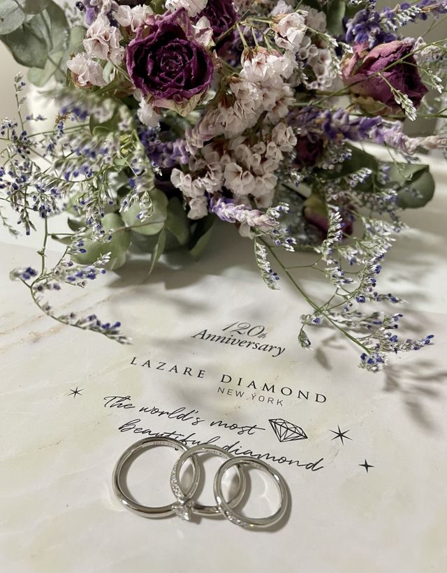 プロポーズの婚約指輪、結婚指輪、前撮り用ブーケとの1枚