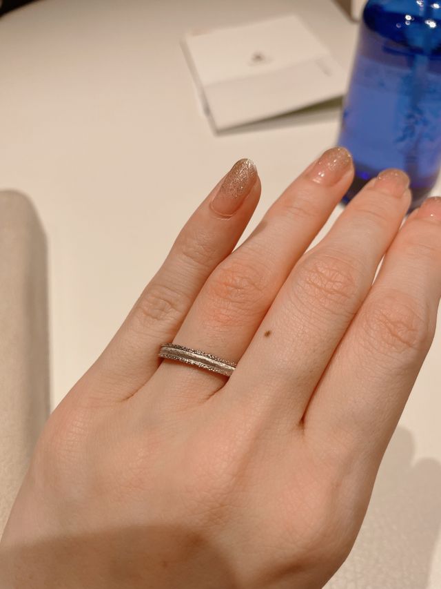 54。上下に彫られた模様がどの角度からもキラキラと輝きます。