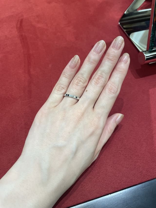 正方形が組み合わさったデザインです。