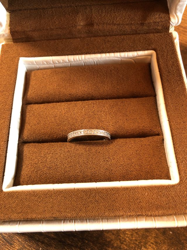 上下に施された立体的で切れ目のないミルグレインリング