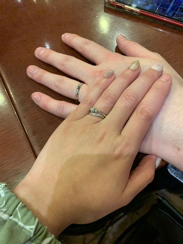 夫は結婚指輪を、私は婚約指輪と結婚指輪を重ね付けしています