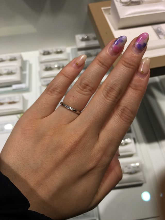 少し暗いですが、細身のデザインにダイヤが4粒です。