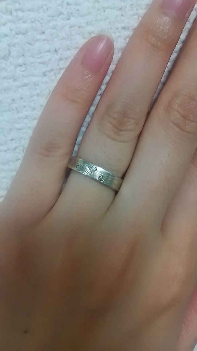 木目調の指輪です。